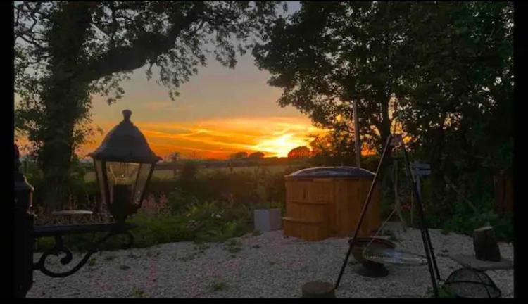 Nefoedd Romantic Shepherds Hut Campsite
